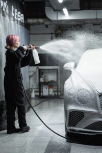 Bilden visar rengöring av en bil. Alkalisk avfettning är ett skonsamt sätt att avfetta bilen effektivt. Luktsanering och mögelsanering kan komma till användning vid fordonsrengöring.